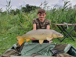 Helmut Hofko mit Karpfen